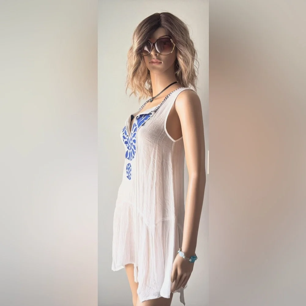 NWOT THML White and Blue Embroidered Boho dress in size X-Small Just gorgeous ❤️